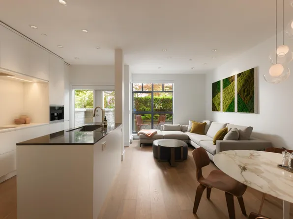 2688 Vine St #106, Vancouver, BC V6K 4T6