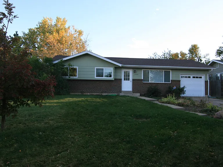 2560 Yarrow Ct — Photo 2