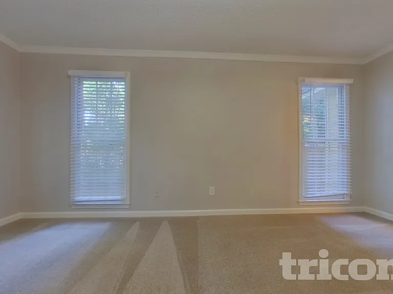 321 Stratford Dr — Photo 6