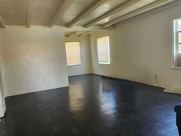 1550 N Arrowhead Ave — Photo 2