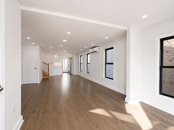 4th image of 2171 Hendrickson St #1