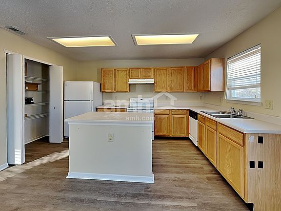 3rd image of 5662 N Jefferson Dr