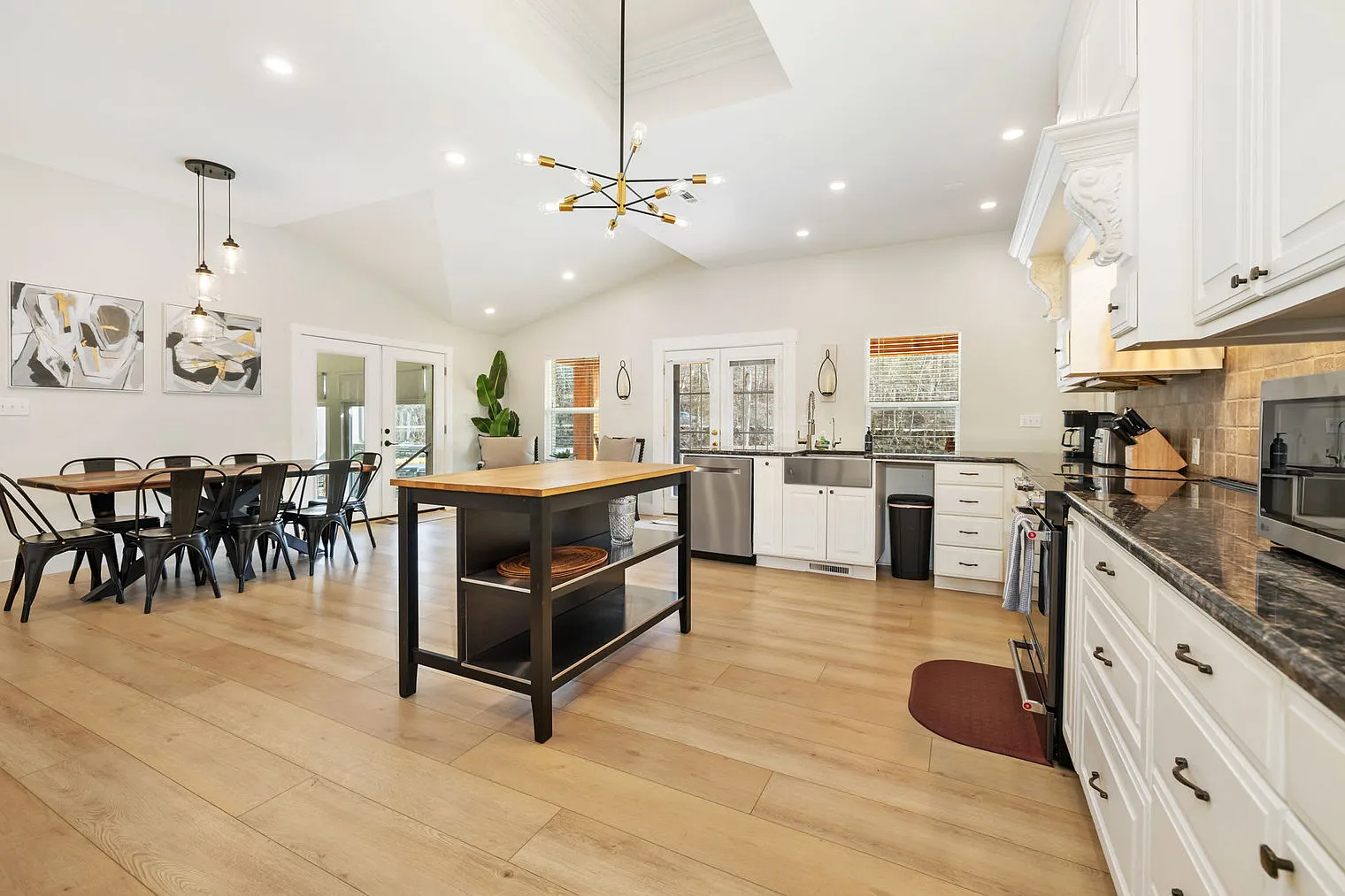 5 bed, 4.0 bath, 4650 sqft, $12,168 — Photo 2
