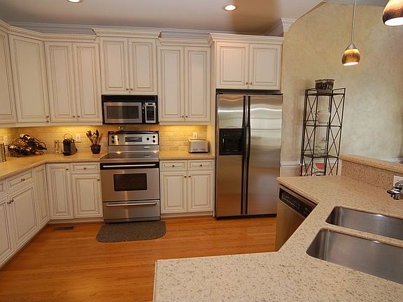 3rd image of 4906 Bluff Run Dr