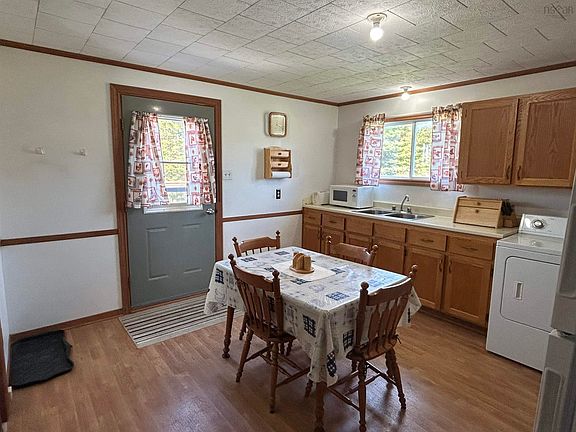 3rd image of 10 Bateman Rd