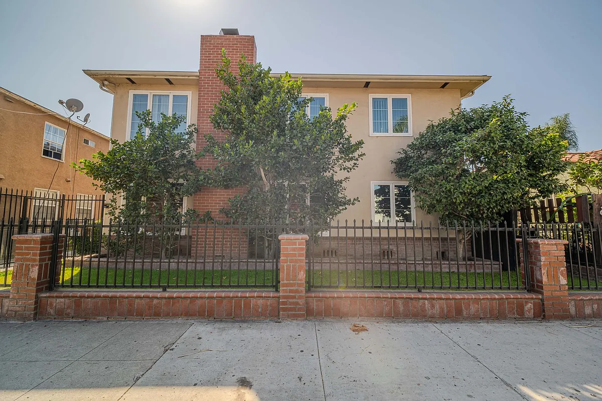 Building Photo - 2045 Pine Ave