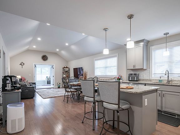 4th image of 14 Pasture Ln #32