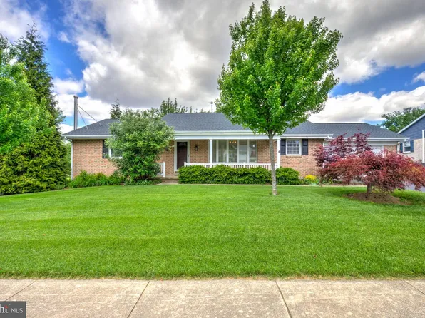 13 Meadow Ln, New Holland, PA 17557