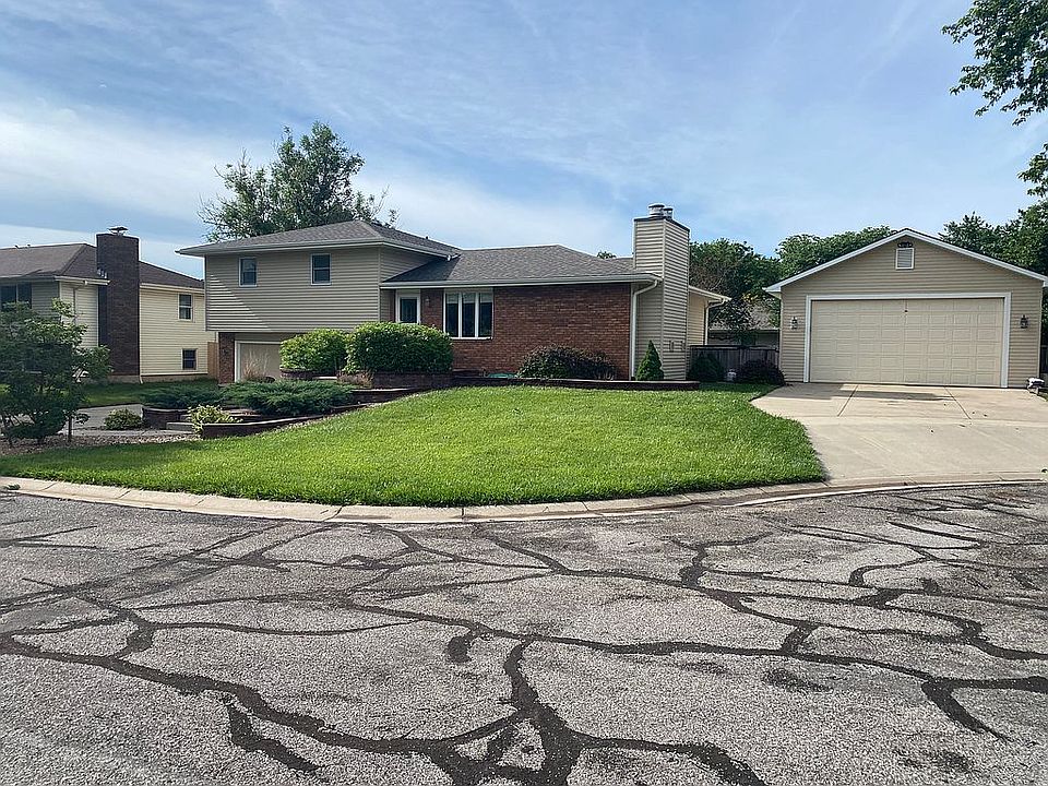 1st image of 2114 Applewood Ln