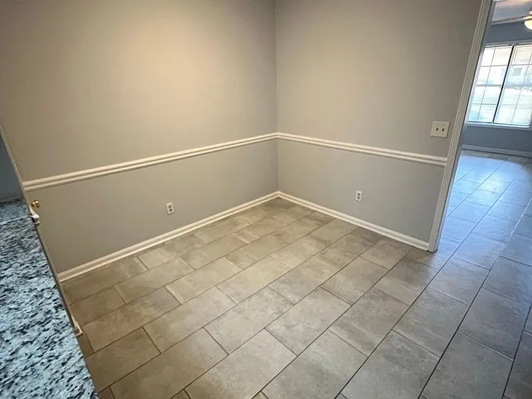 556-558 Whitehall Ln — Photo 6
