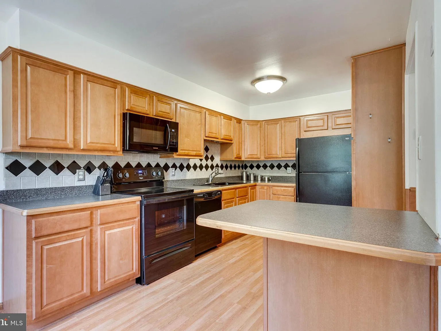 3 bed, 4.0 bath, 2398 sqft, $2,800 — Photo 2