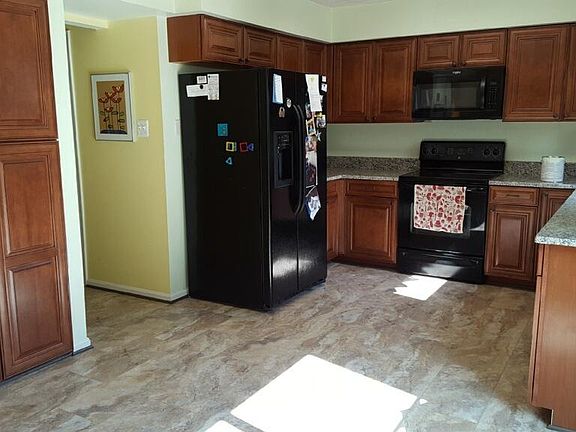New upgraded kitchen with high end cabinets, new appliances