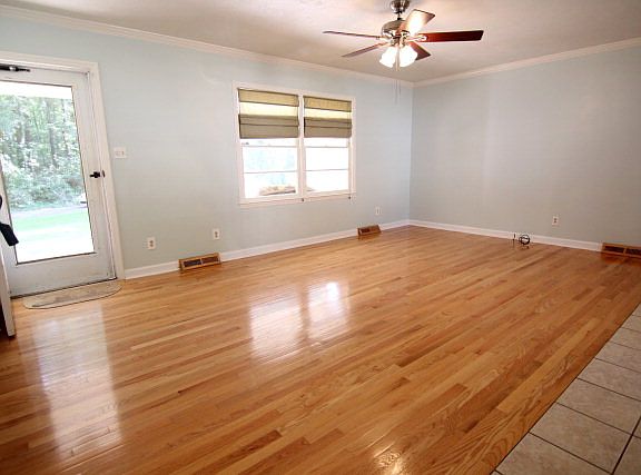3rd image of 105 Kentucky Ct