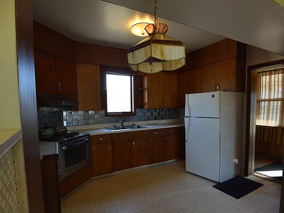 5th image of 410 15th Ave W