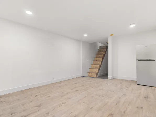 1042 Hall Place image 12 of 15