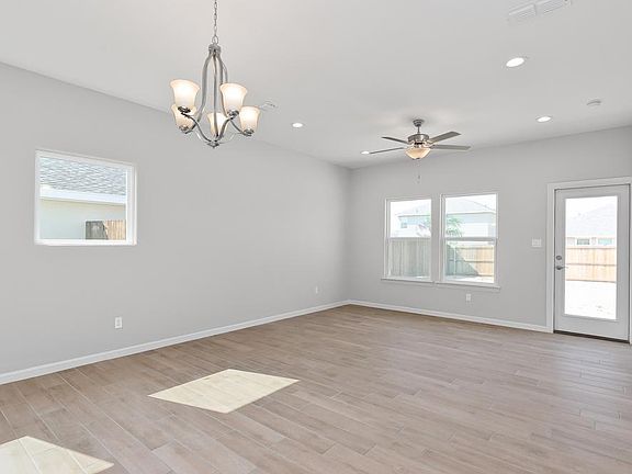4th image of 2104 Valor Dr