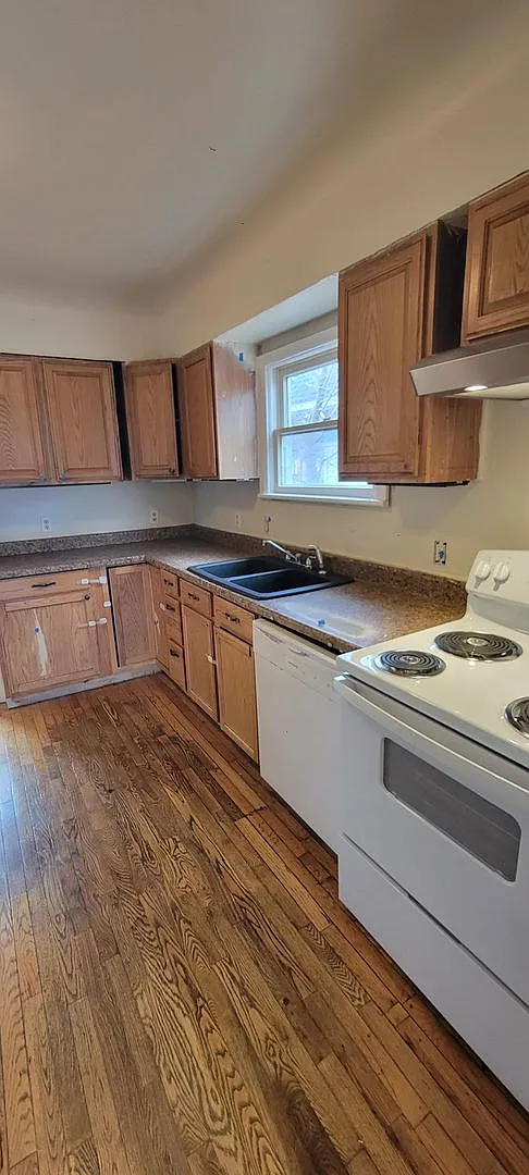 5 bedroom 2 bath home — Photo 4