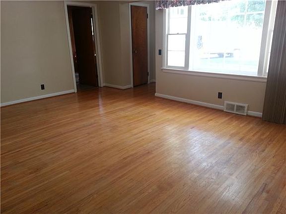 3rd image of 232 Roncroff Dr
