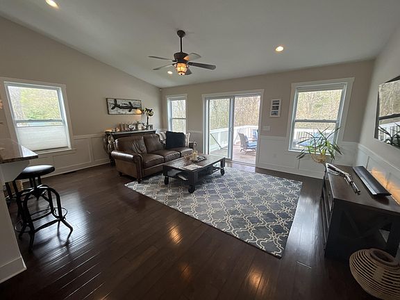 4th image of 585 Oak Meadow Dr