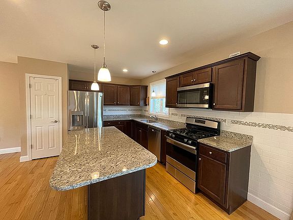3rd image of 48 West Meadow Ct.