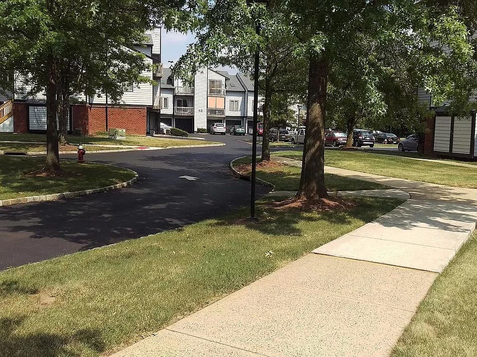 1st image of 212 Village Cmns #212