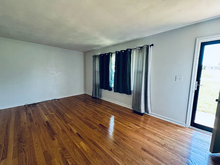 1027 Woodhaven Dr — Photo 2