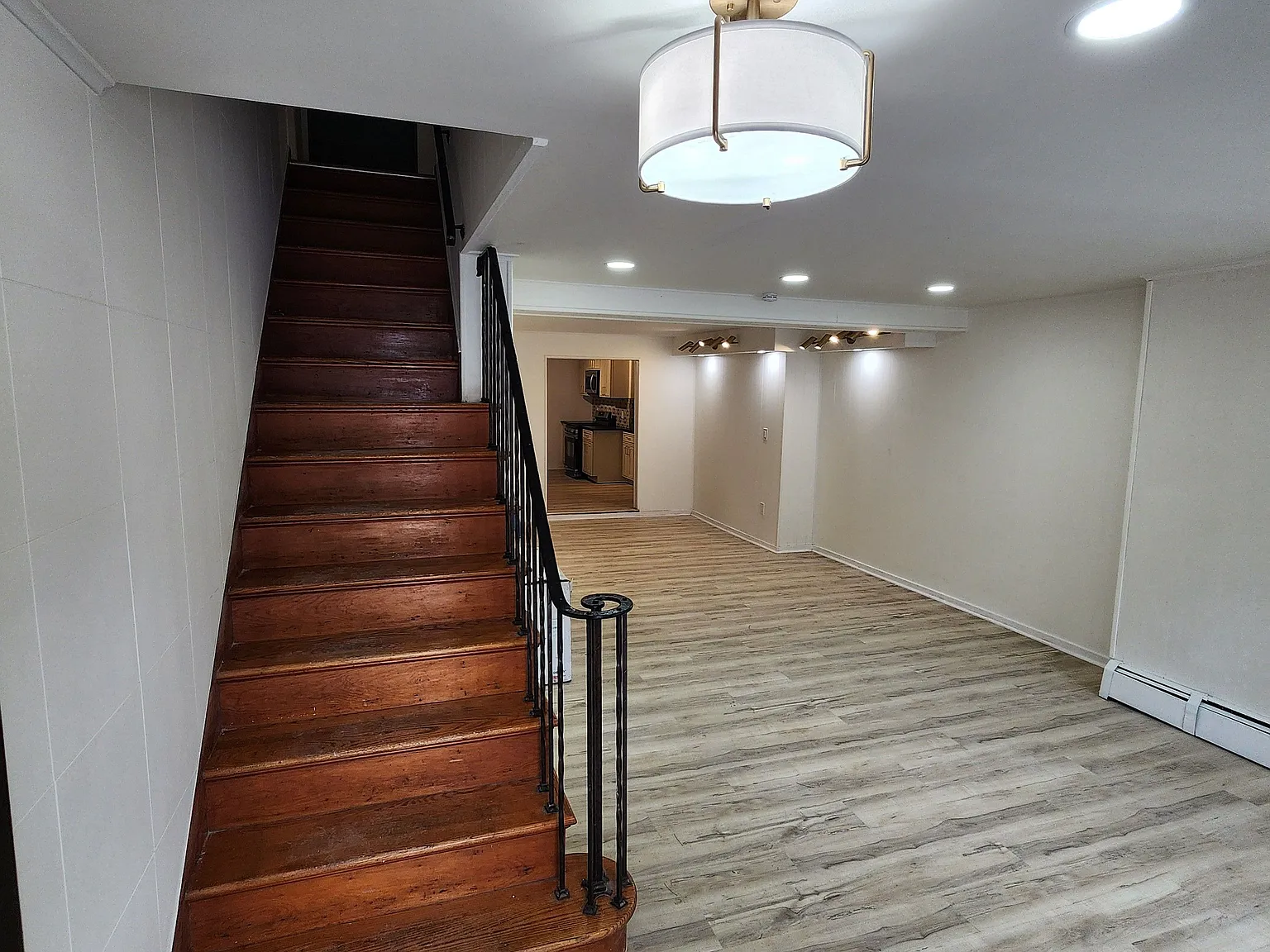 5 bed, 3.5 bath, 2400 sqft, $3,500 — Photo 2