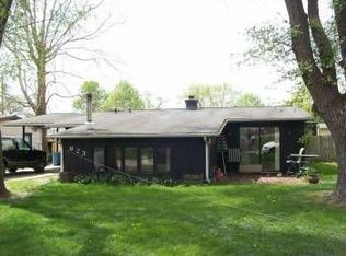 823 Sunset Dr, Lincoln, IL 62656
