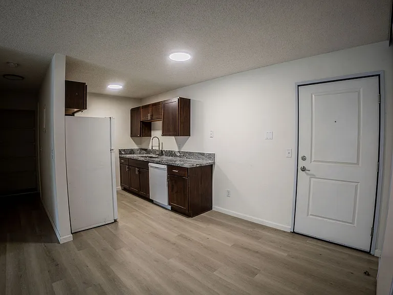 Pointe Apartments — Photo 7