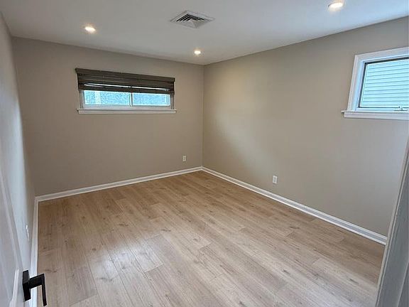 5th image of 478 Riverside Ter