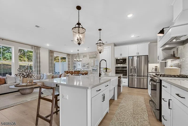 12 Court Ln