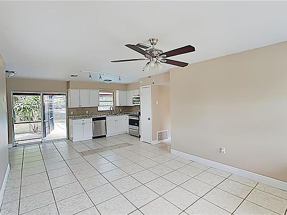 4th image of 2587 Stratford Dr