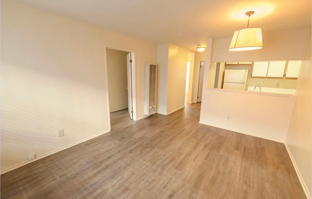 3 bed, 900 sqft, $2,950 — Photo 1