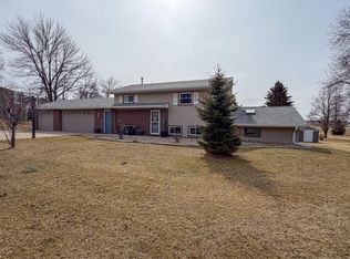 413 3rd St SE, De Smet, SD 57231