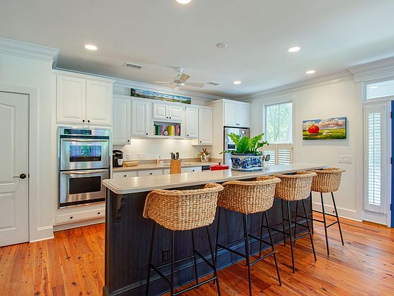Ample counter tops and cabintry