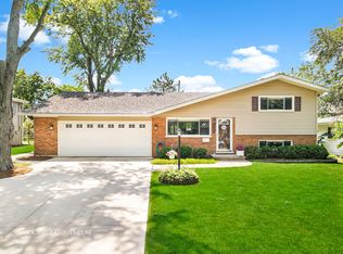 628 Ranch Rd, Wheaton, IL 60187