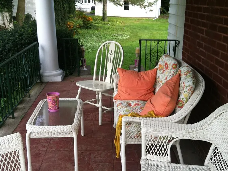 Covered side porch