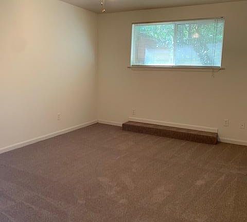 4th image of 207 E Moore St