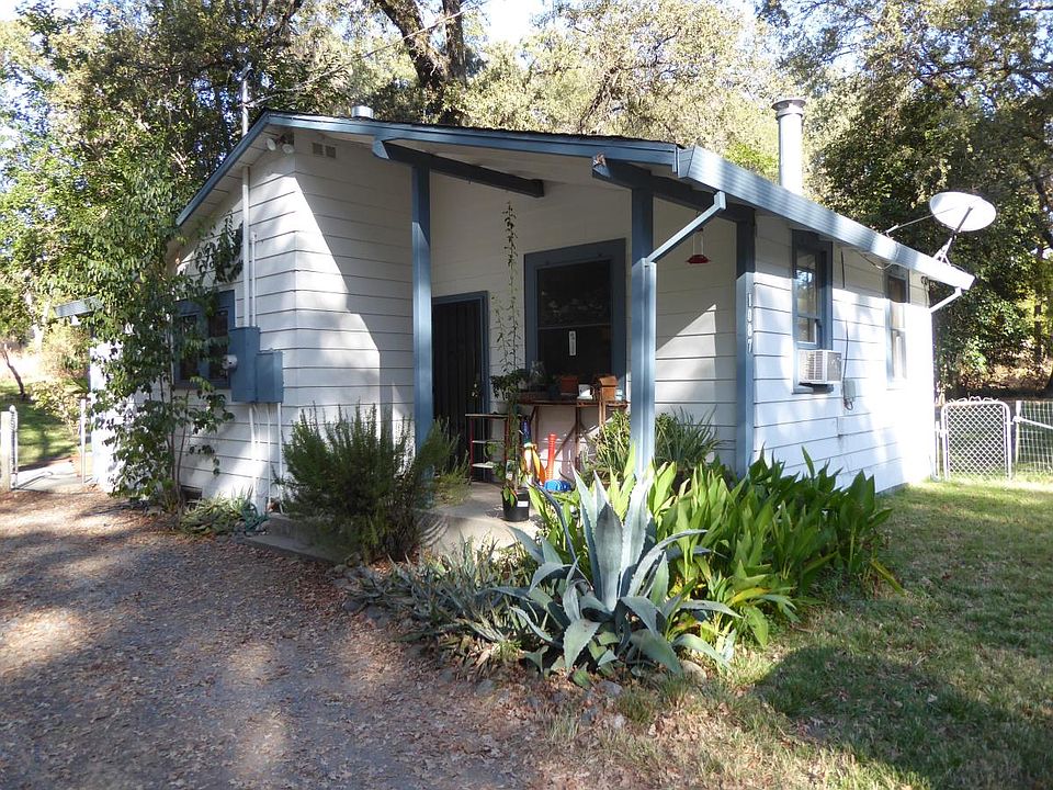 Front of house with driveway