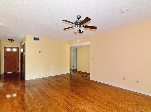 2nd image of 3209 Valley Oaks Dr