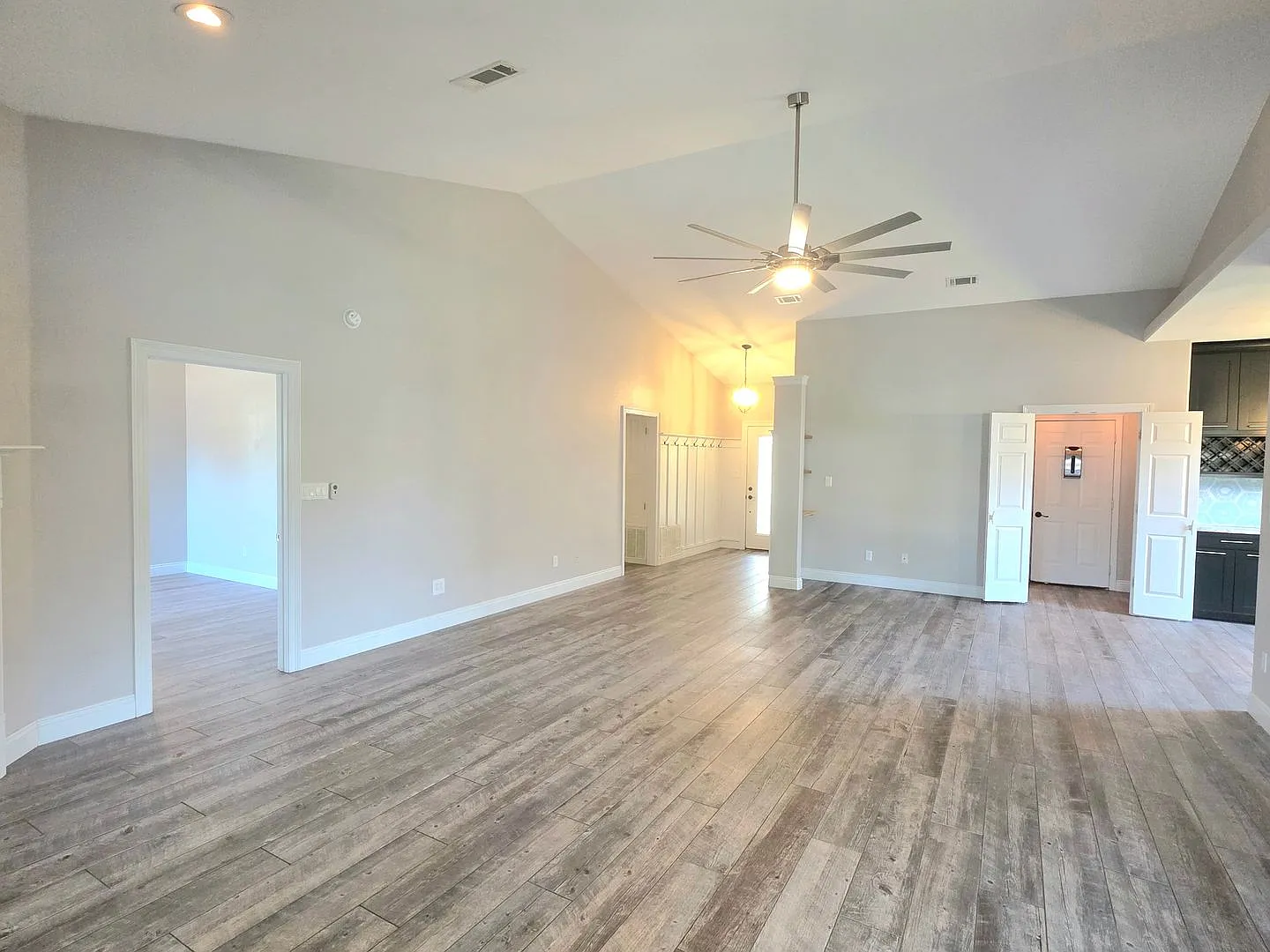 Spacious 4-Bedroom Home - Waterfront Property — Photo 3