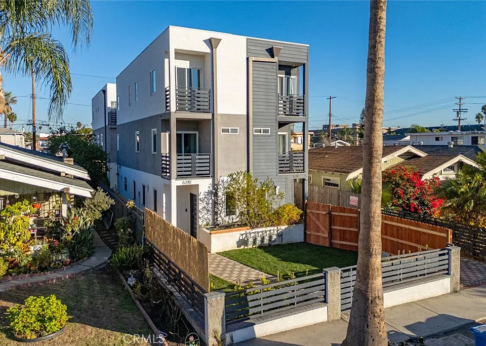 622 N Serrano Ave