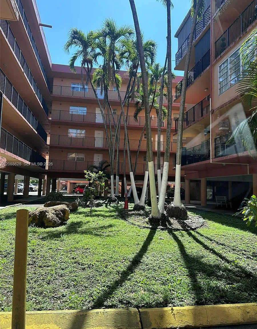 Palm-West Gardens Condo — Photo 1