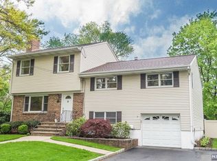 24 Chestnut Place, Ho Ho Kus, NJ 07423