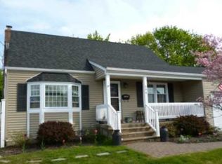 396 Heathcote Rd, Lindenhurst, NY 11757