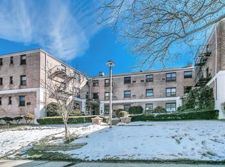 6 Terrace Cir APT 1B, Great Neck, NY 11021