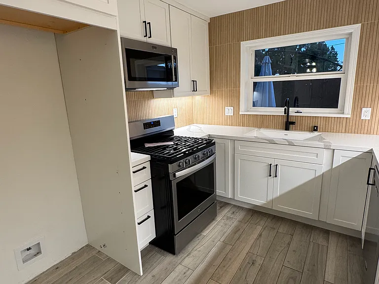 2620 Elden Ave — Photo 5