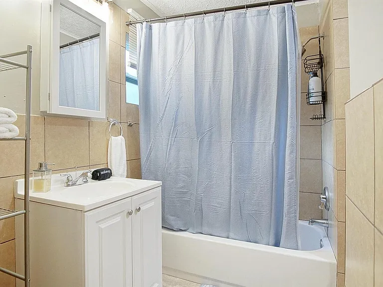 1002 Avenue E — Photo 21