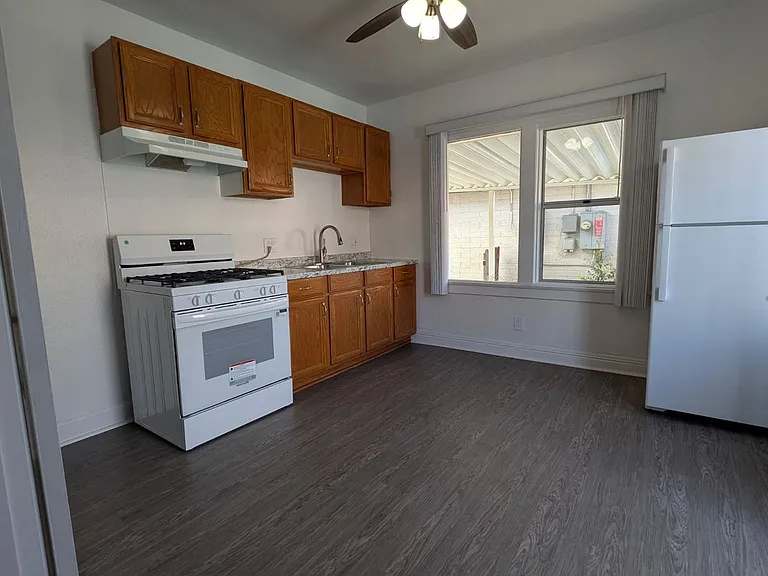 Del Oro Apartments — Photo 9