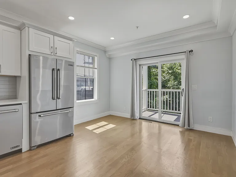 134 Chelsea St #1 — Photo 5